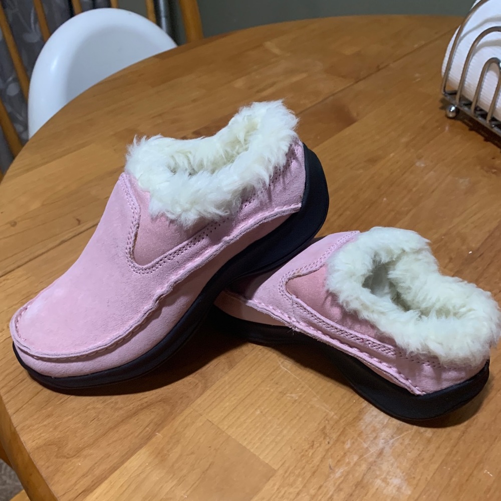 Girls size 13 lands end fur lined shoes. New never worn.